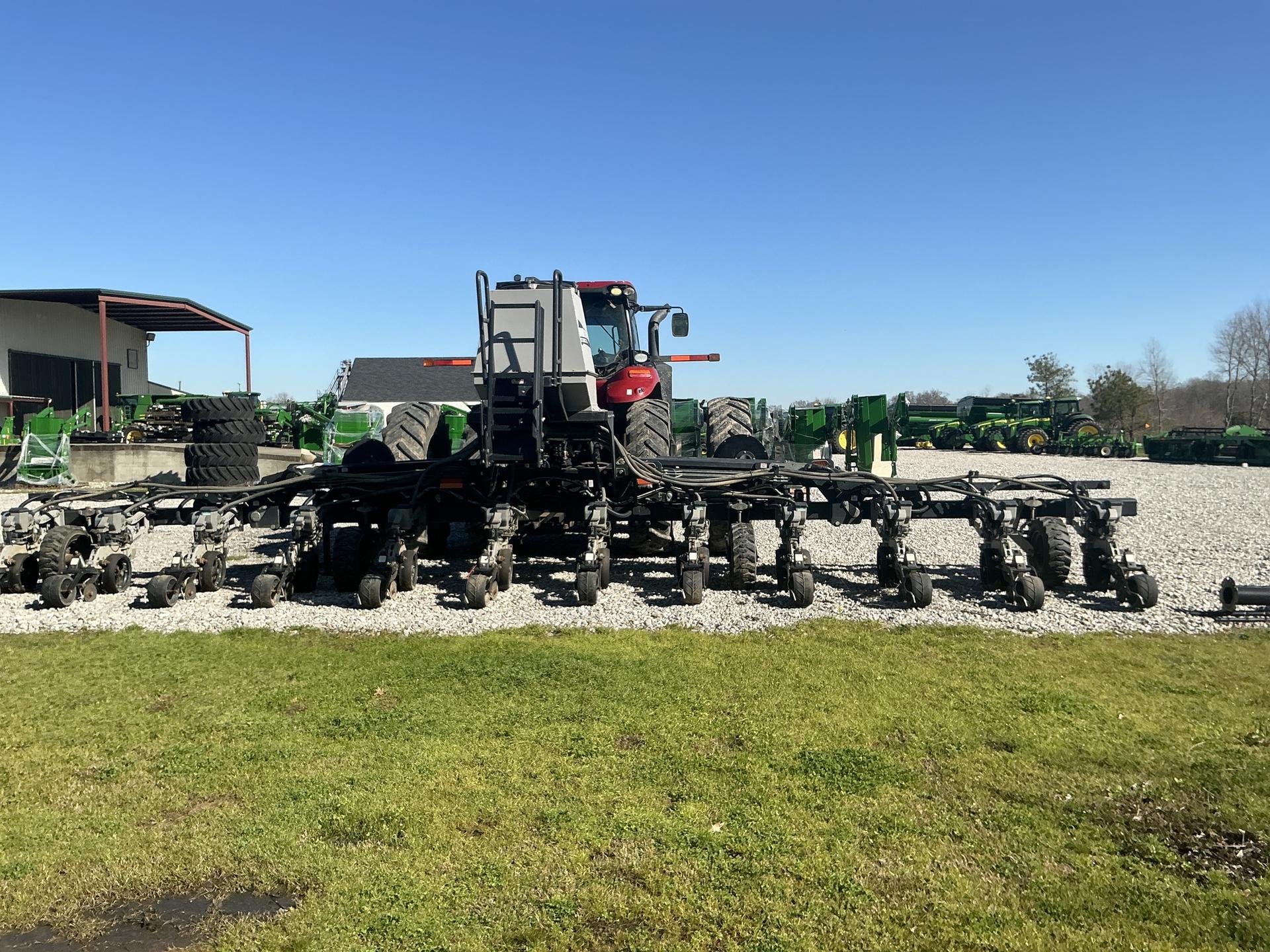 2016 International 1238 Planter Image