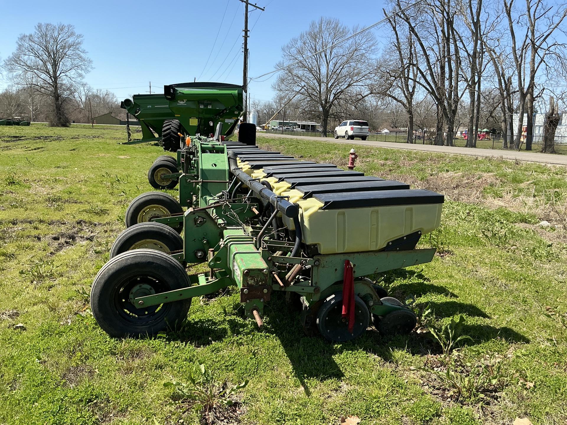 2000 John Deere 1720 Image