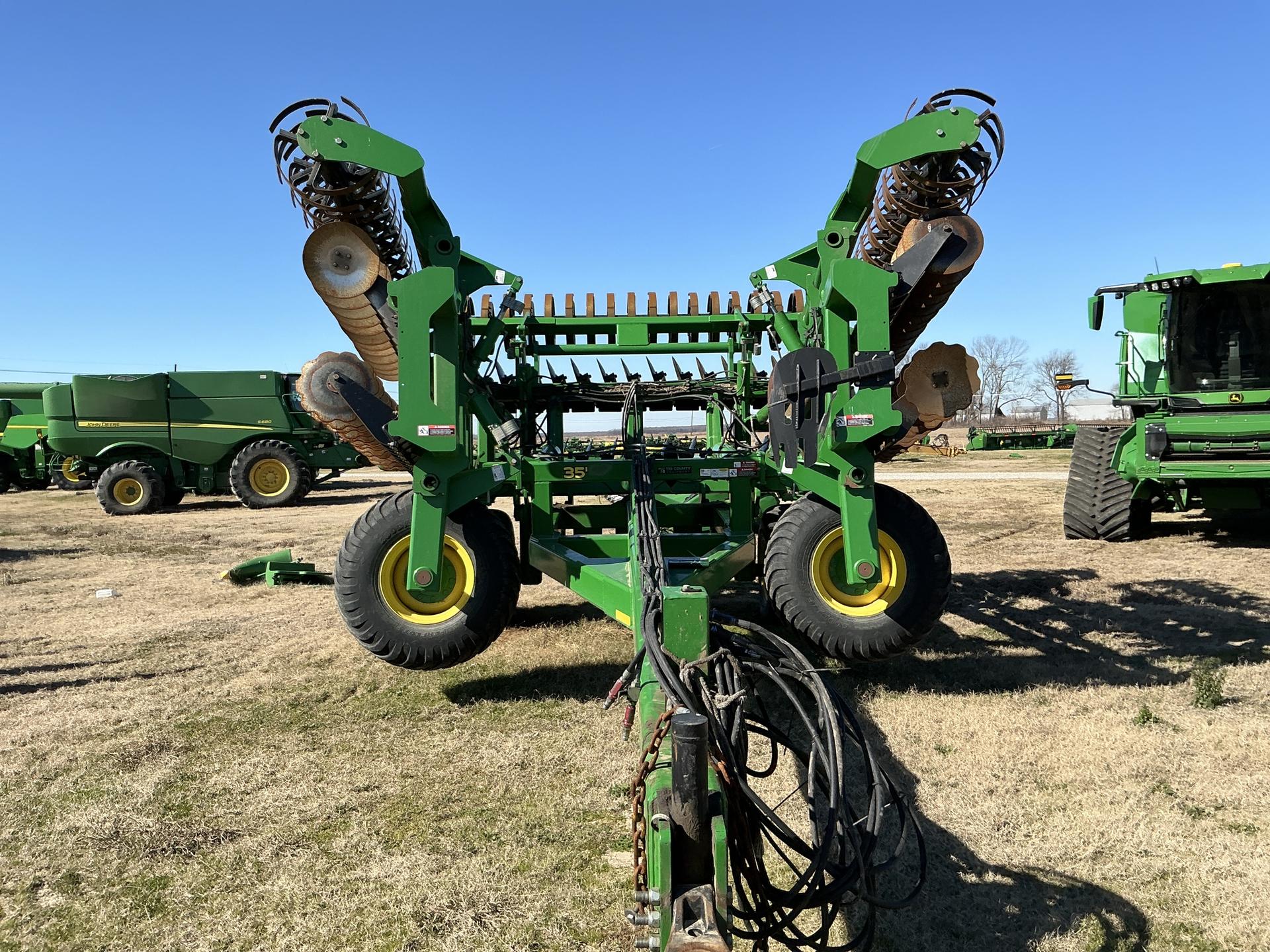 2018 John Deere 2680H 35’ speed disk Image