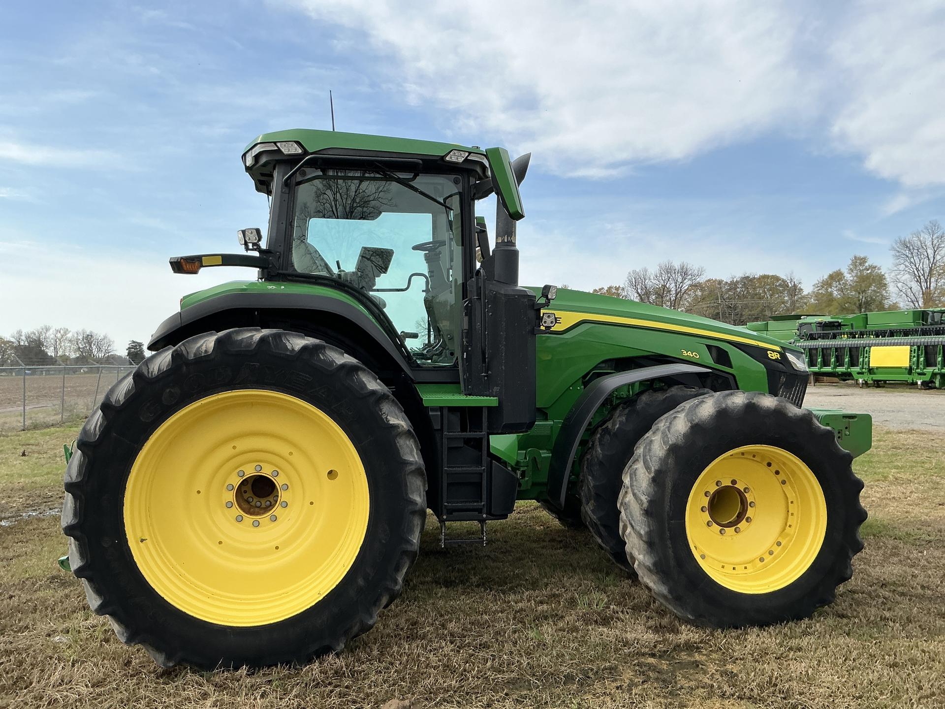 2022 John Deere 8R 340 Image