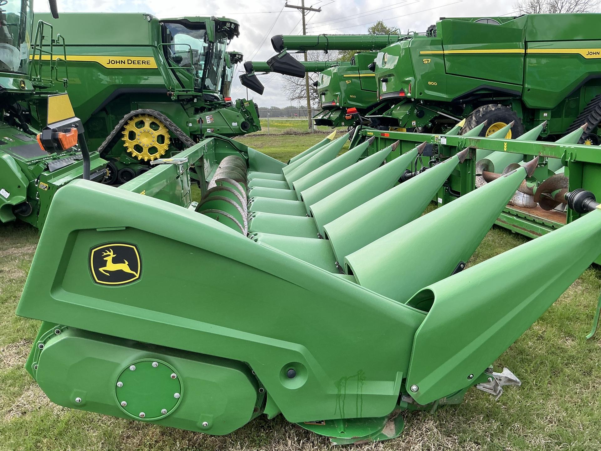 2022 John Deere C8R CORN HEAD Image