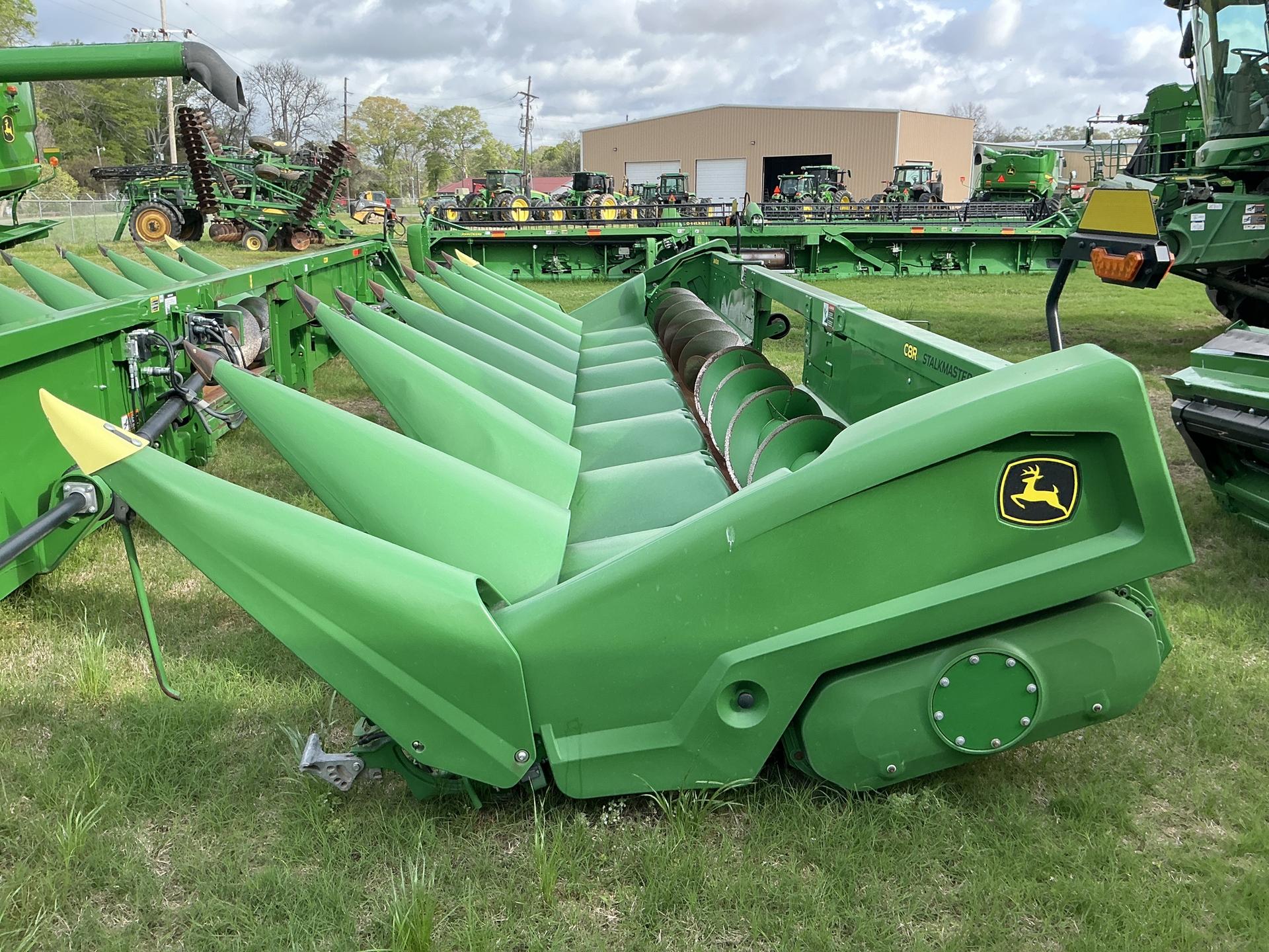 2022 John Deere C8R CORN HEAD Image