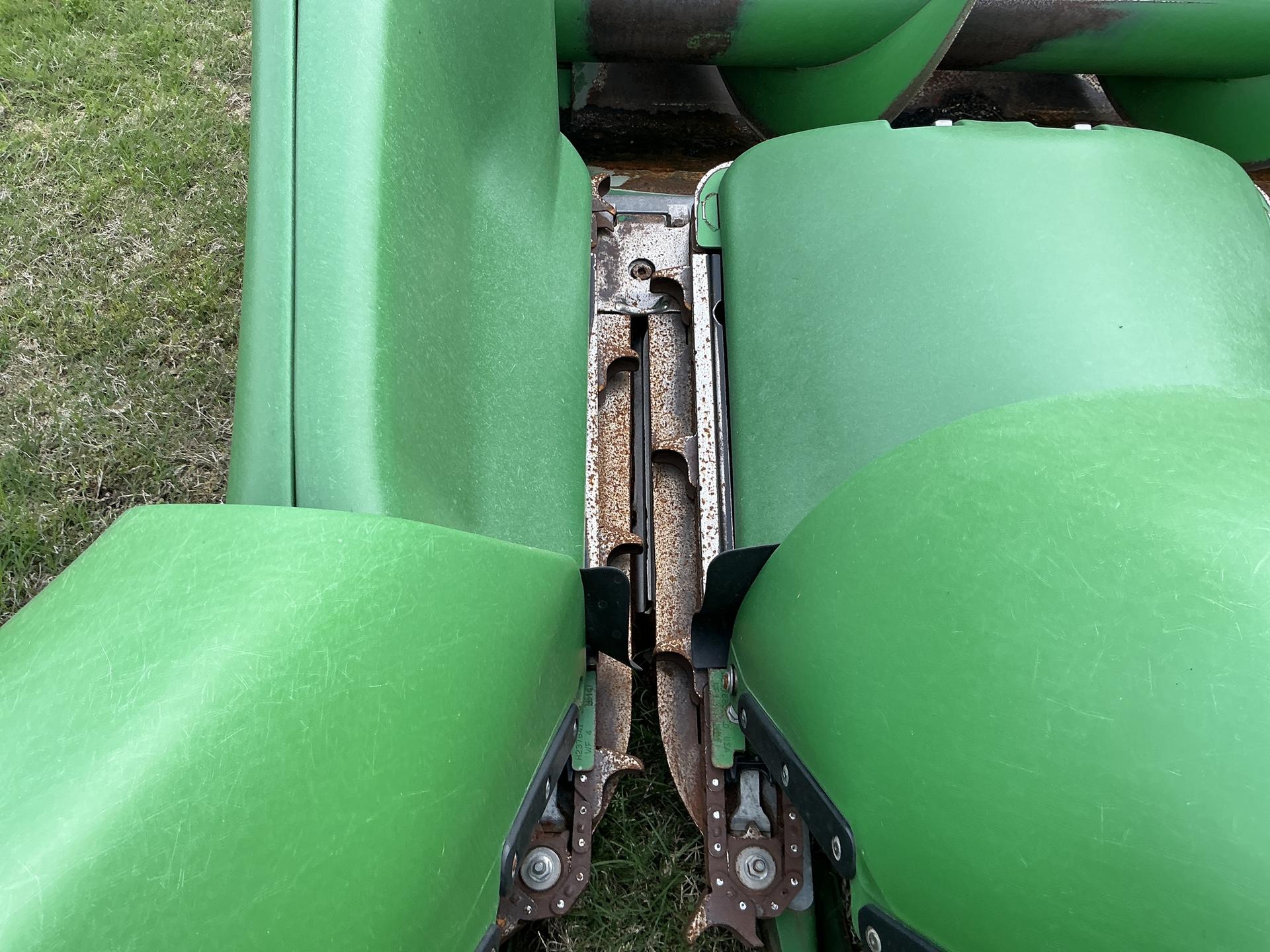 2022 John Deere C8R CORN HEAD Image