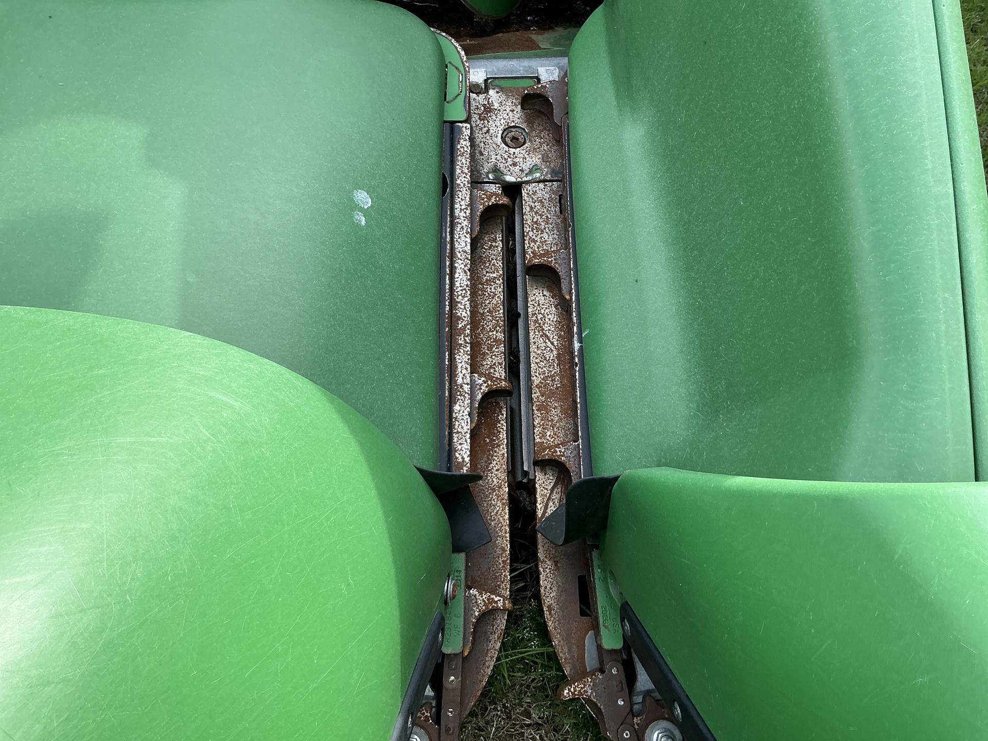 2022 John Deere C8R CORN HEAD Image