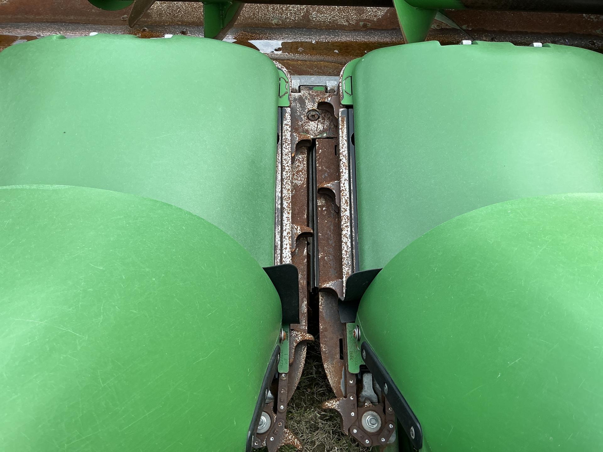 2022 John Deere C8R CORN HEAD Image