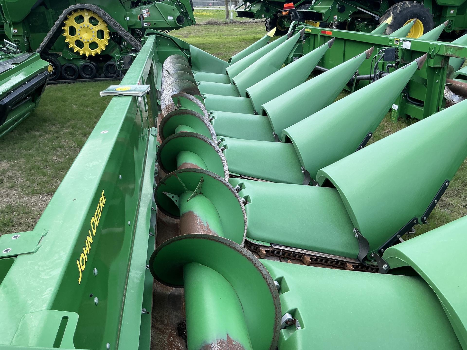 2022 John Deere C8R CORN HEAD Image