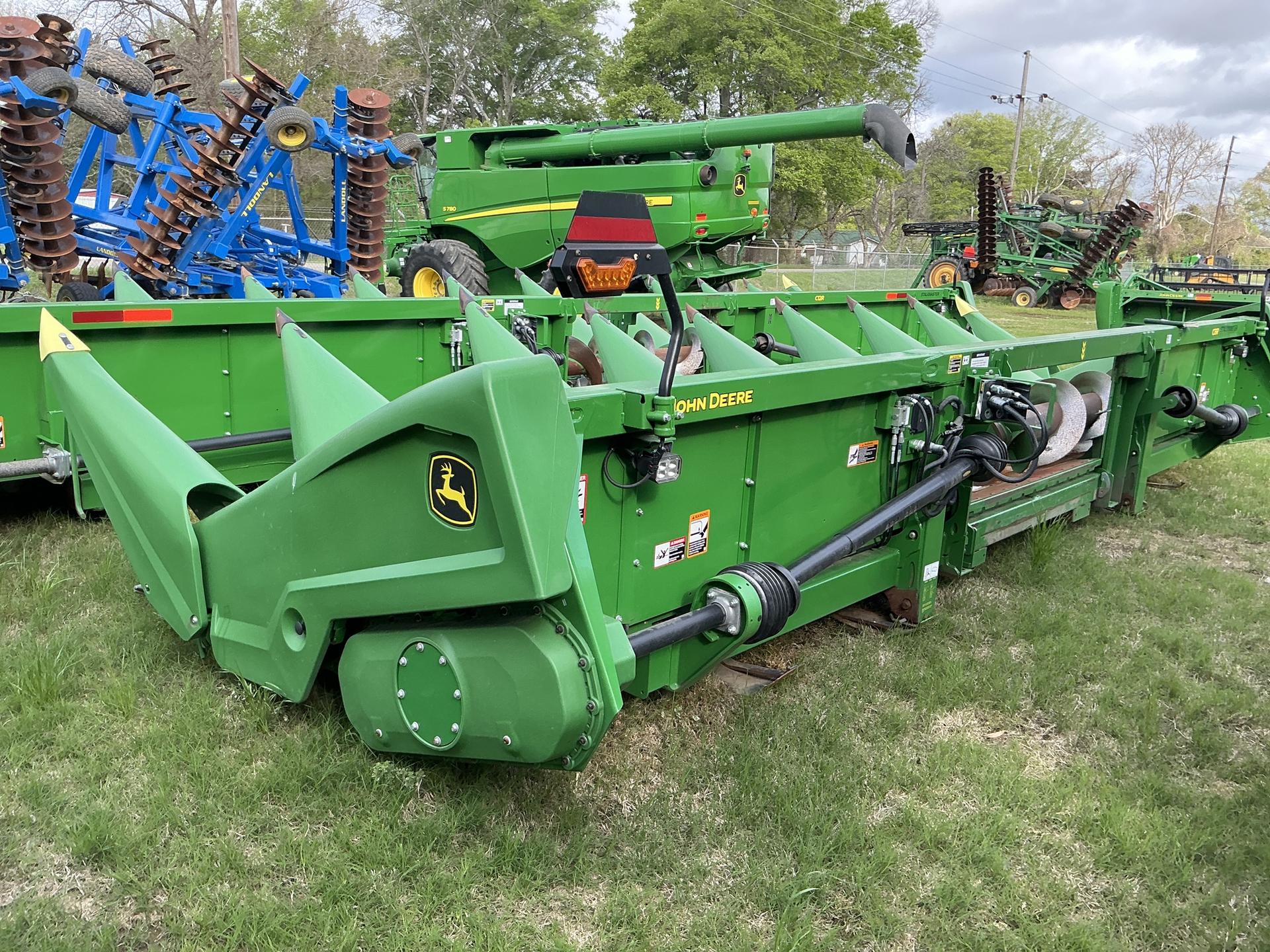 2022 John Deere C8R CORN HEAD Image