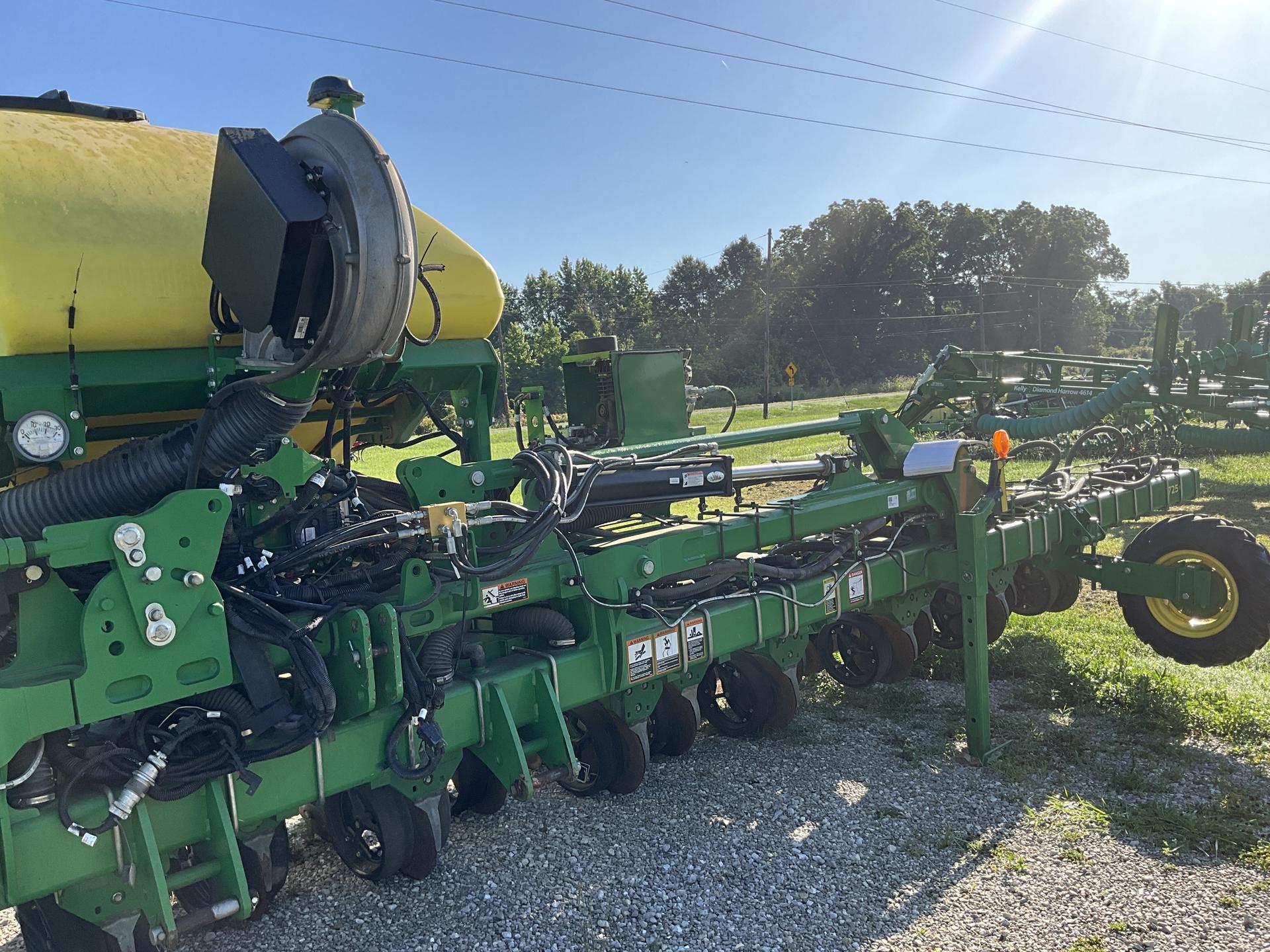 2019 John Deere 1725 CCS 25 rows 19″ spacing Image