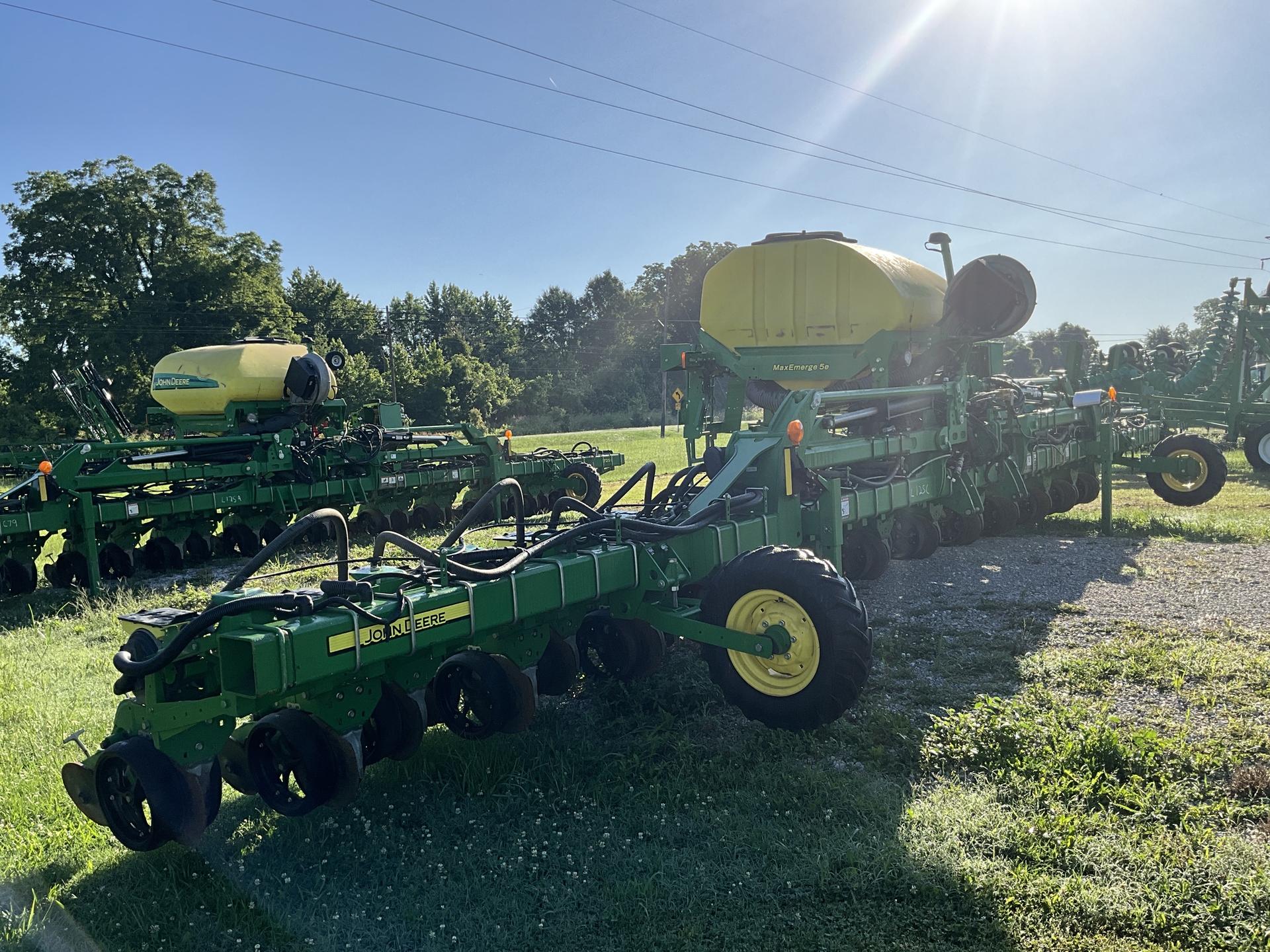 2019 John Deere 1725 CCS 25 rows 19″ spacing Image
