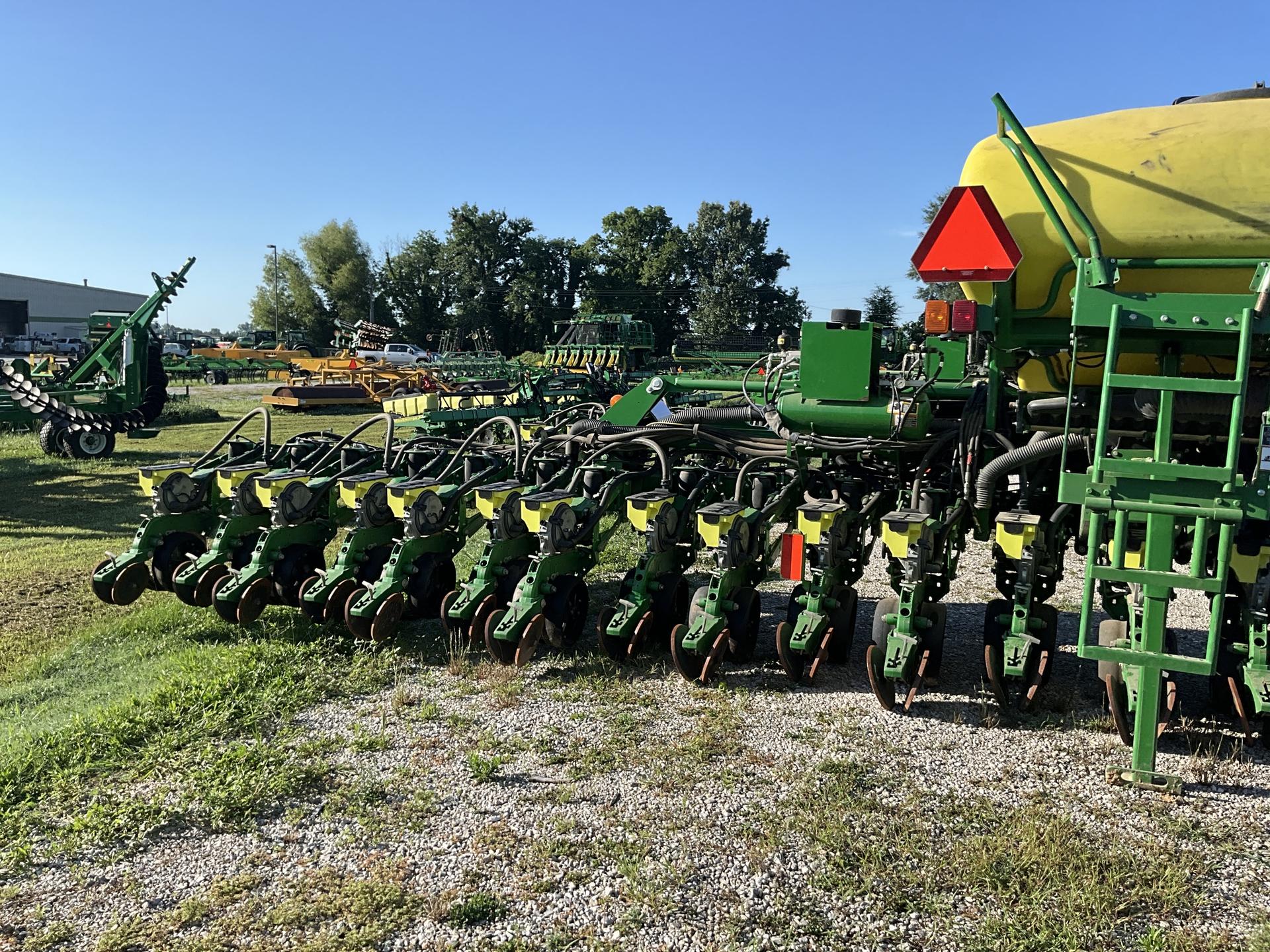 2019 John Deere 1725 CCS 25 rows 19″ spacing Image