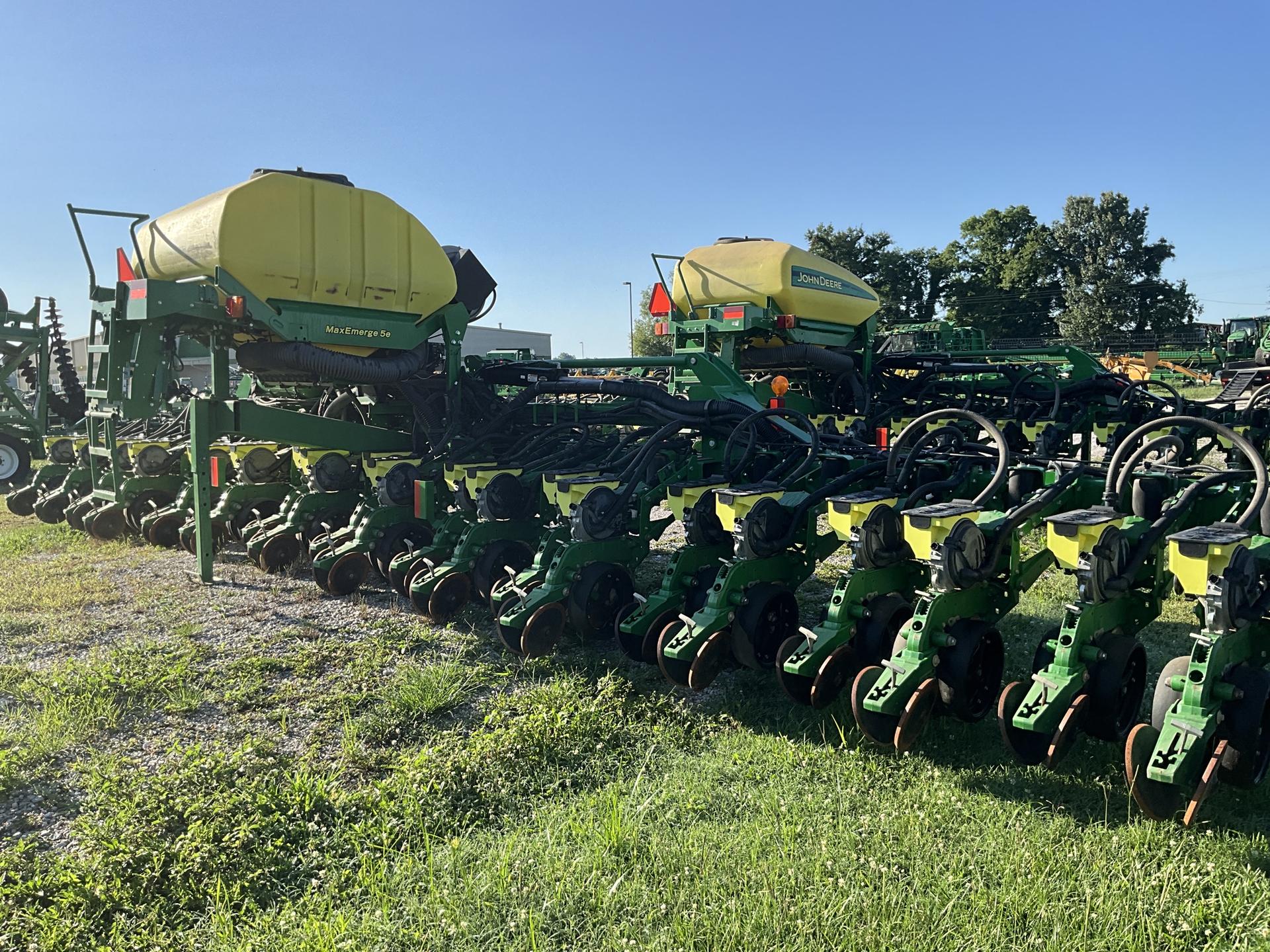 2019 John Deere 1725 CCS 25 rows 19″ spacing Image