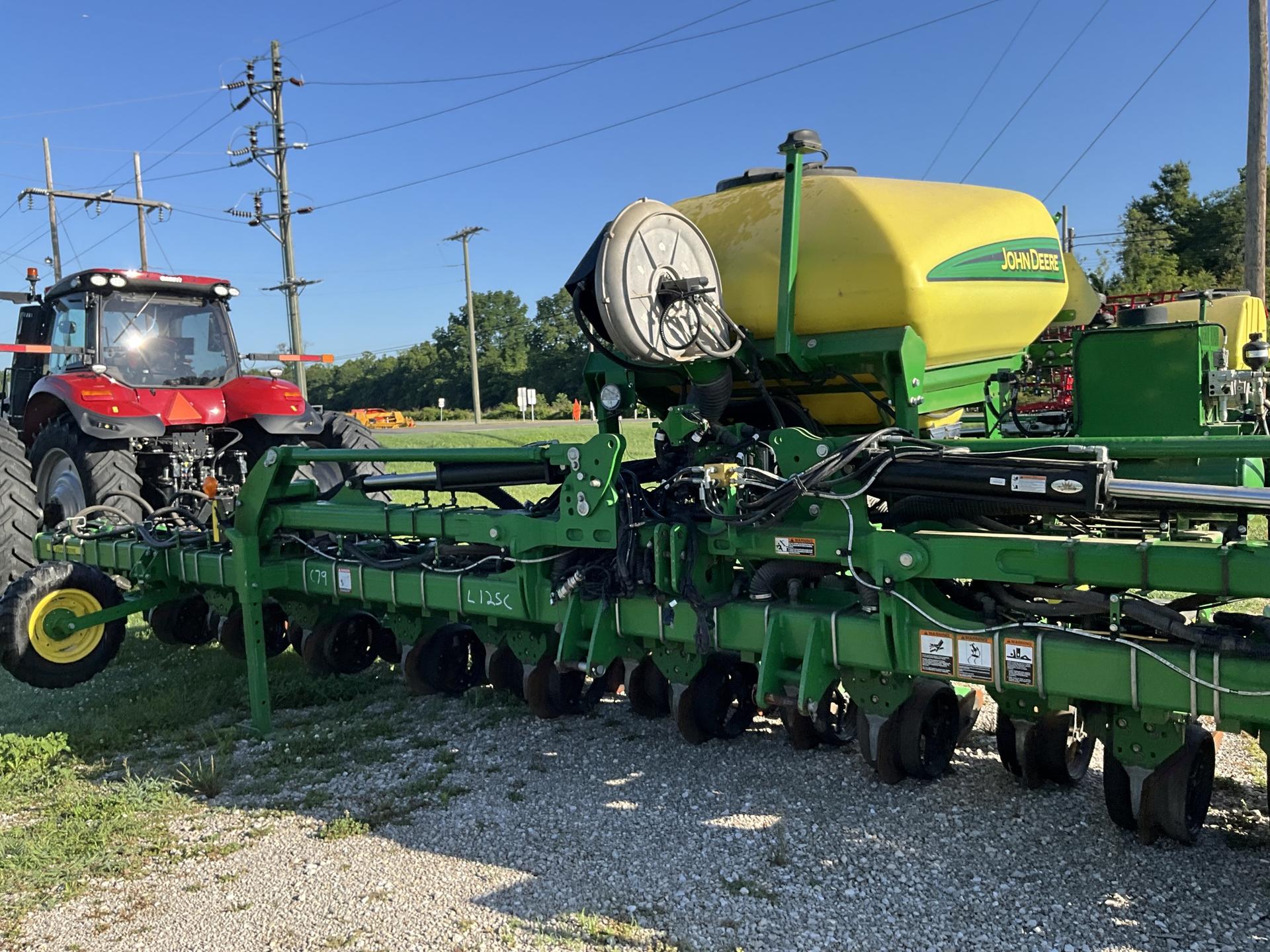 2019 John Deere 1725 CCS 25 rows 19″ spacing Image