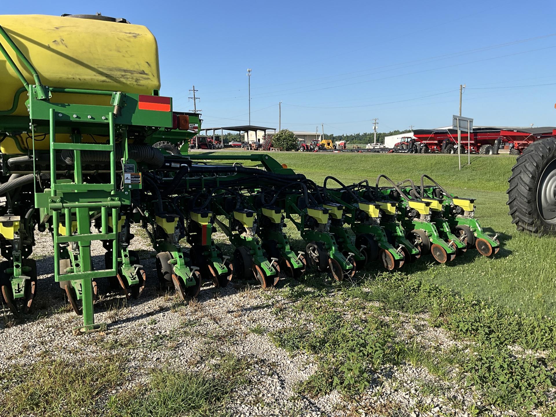 2019 John Deere 1725 CCS 25 rows 19″ spacing Image