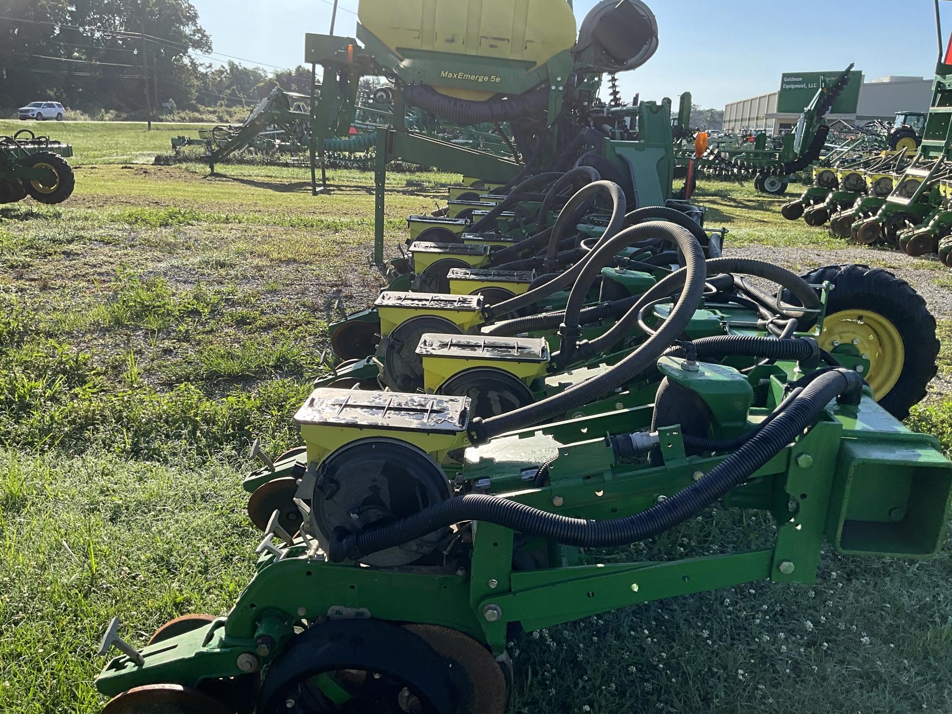2019 John Deere 1725 CCS 25 rows 19″ spacing Image