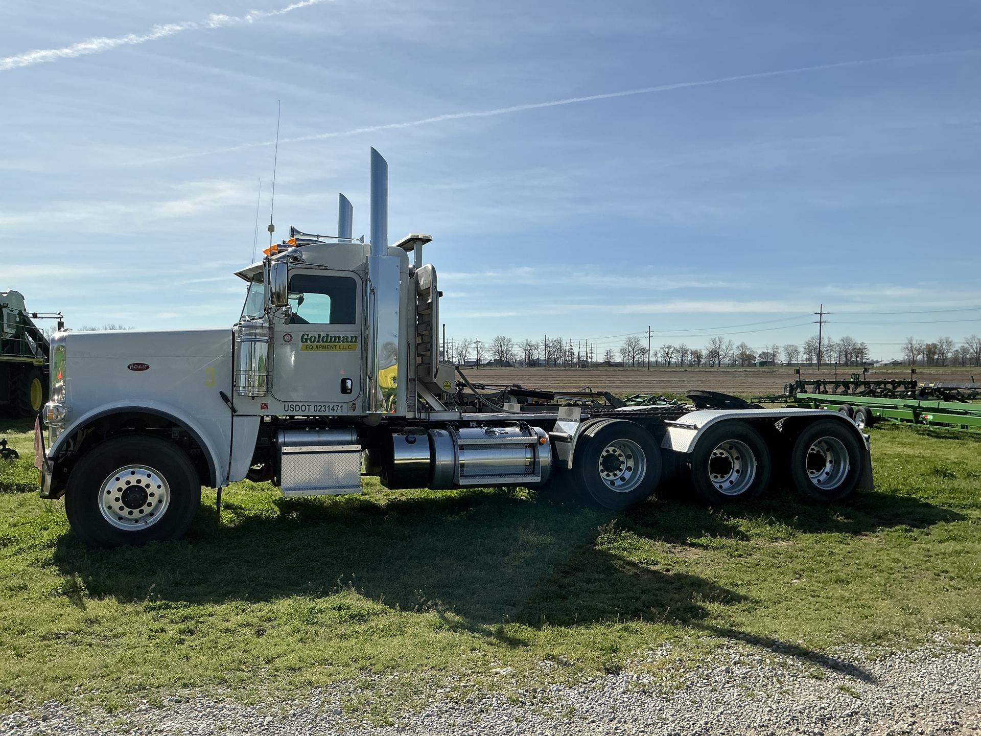 2023 Peterbilt 389 conventional Image