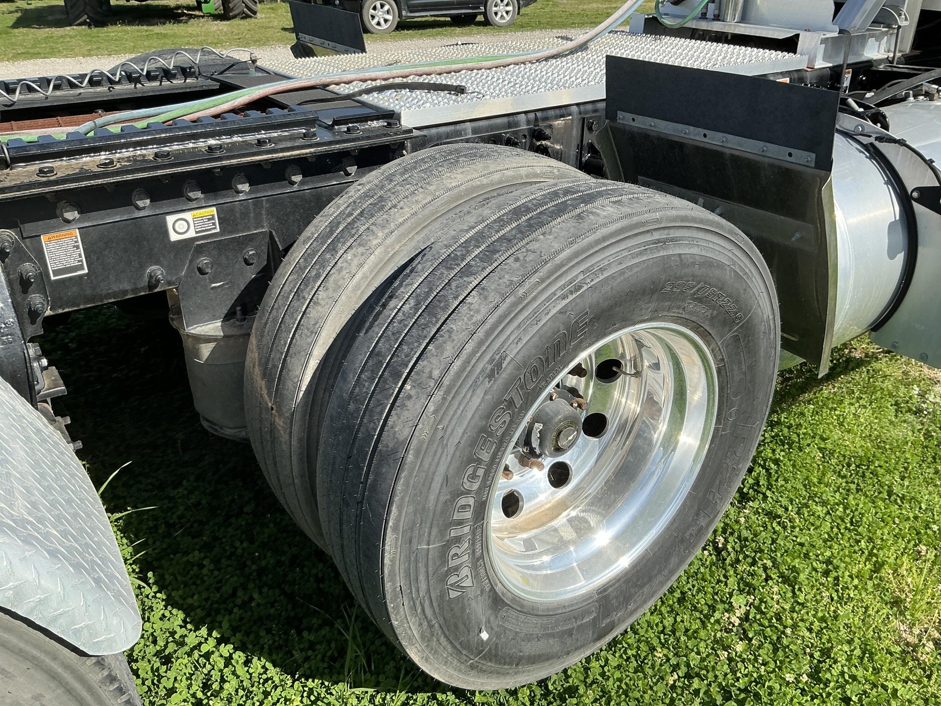 2023 Peterbilt 389 conventional Image