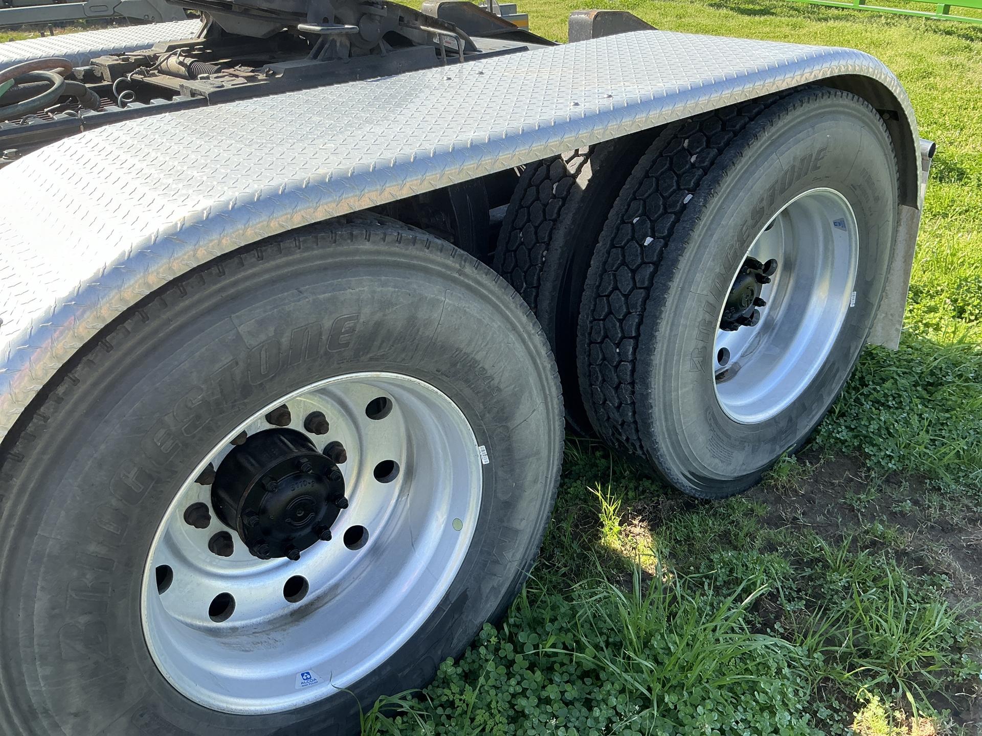 2023 Peterbilt 389 conventional Image