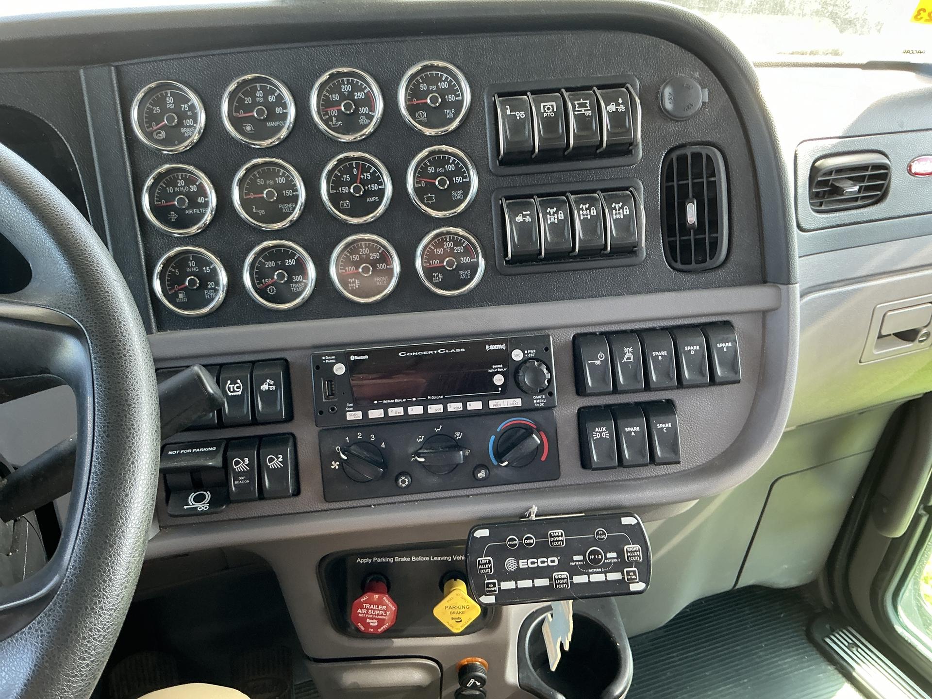 2023 Peterbilt 389 conventional Image