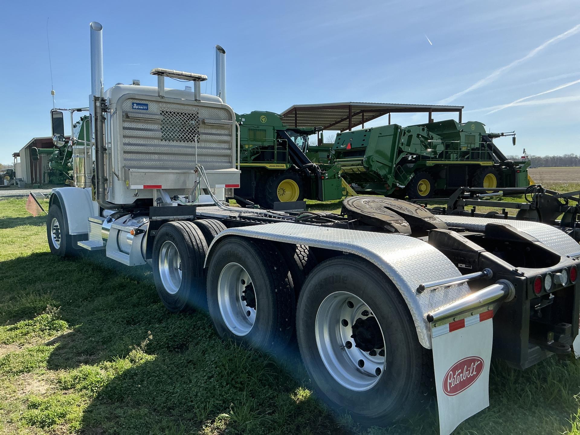 2023 Peterbilt 389 conventional Image