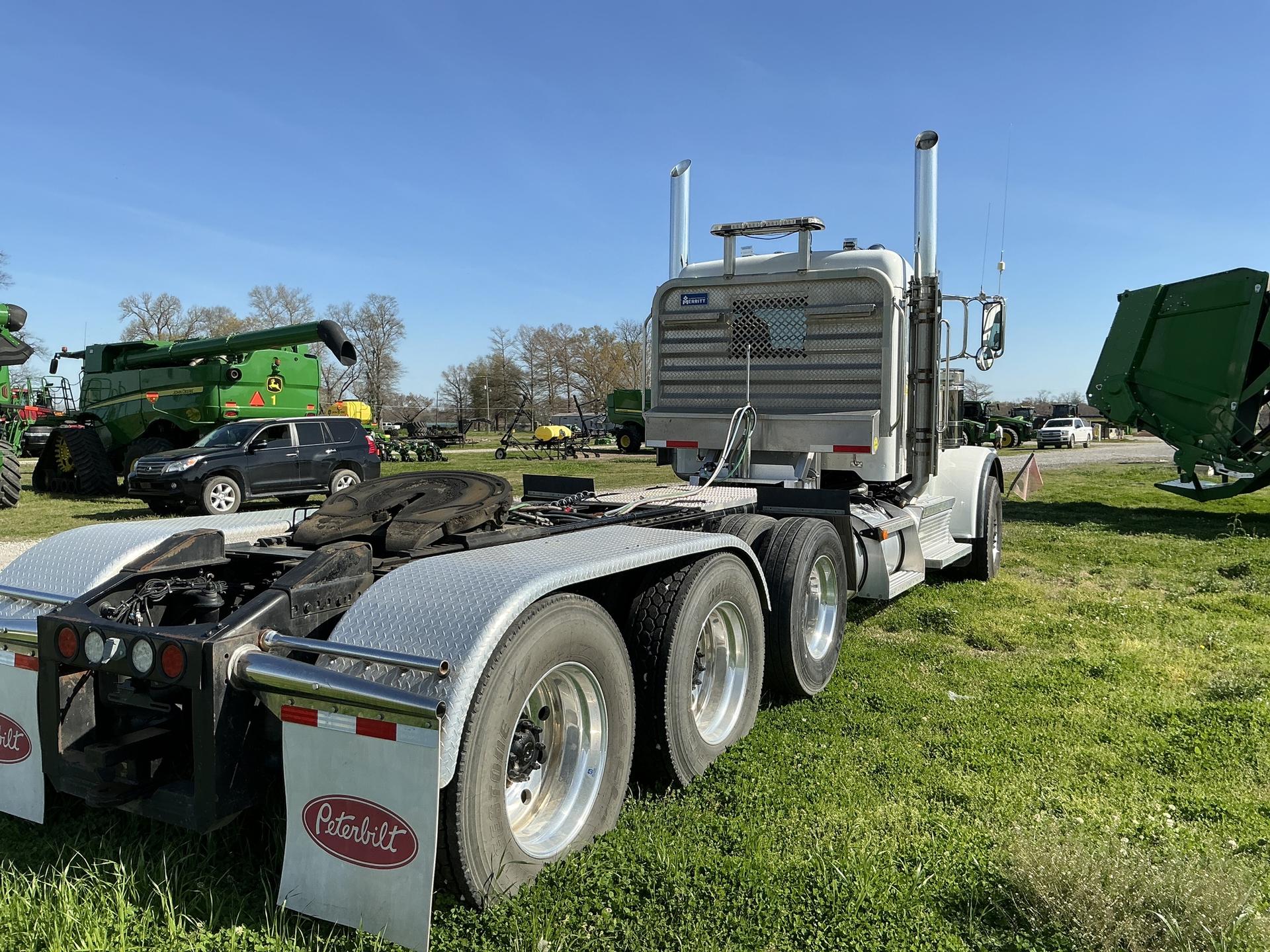 2023 Peterbilt 389 conventional Image