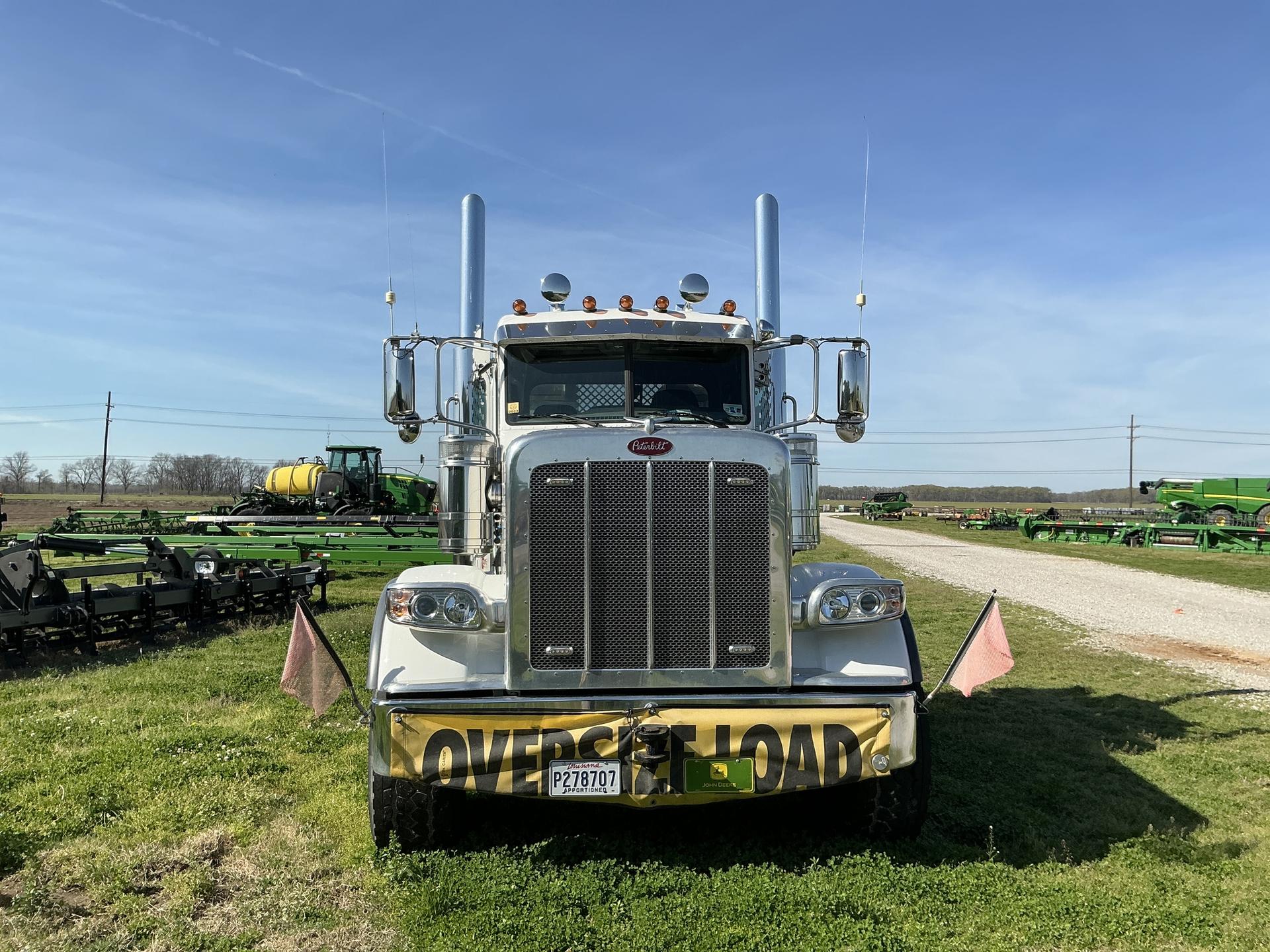 2023 Peterbilt 389 conventional Image