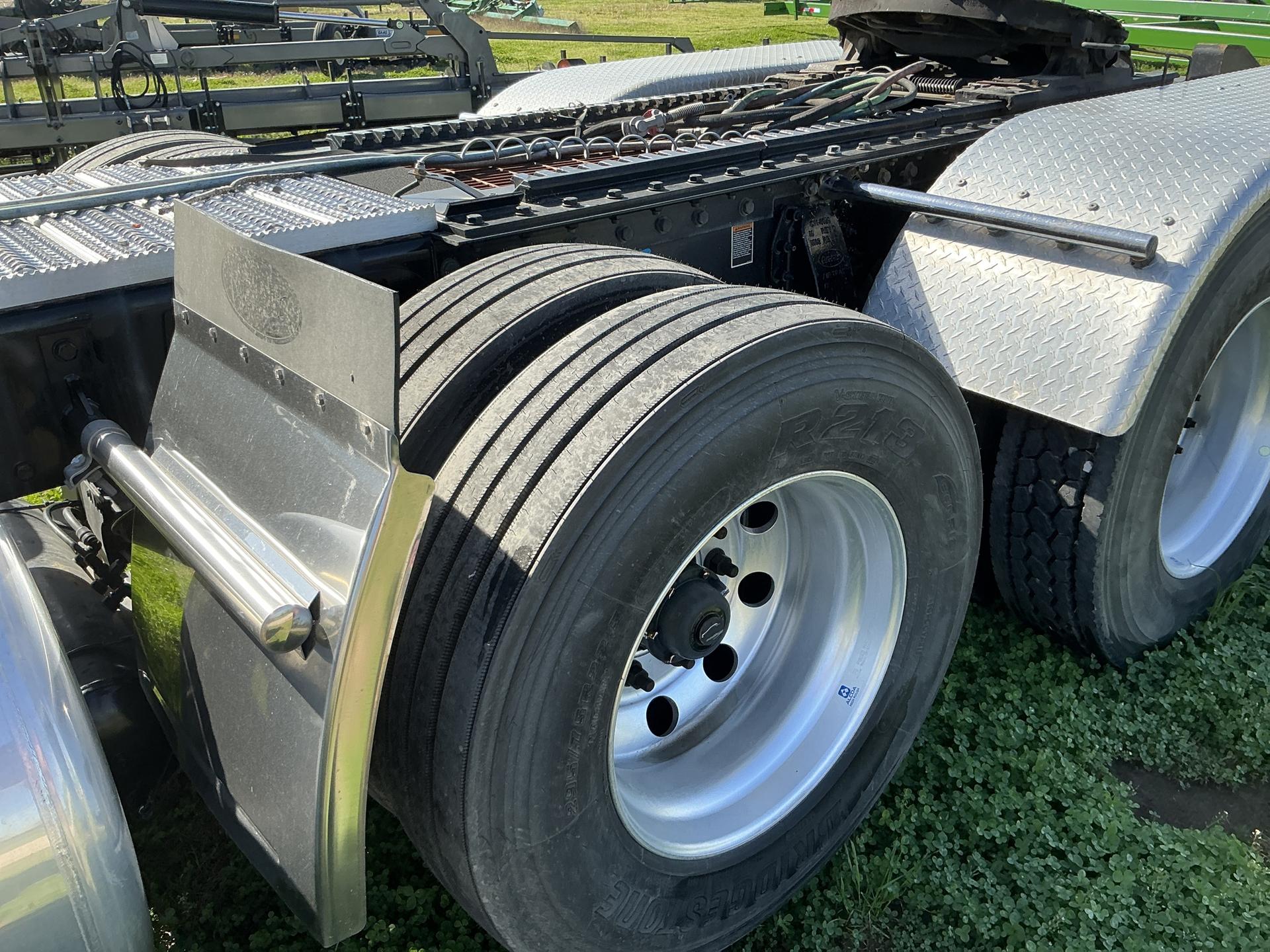 2023 Peterbilt 389 conventional Image