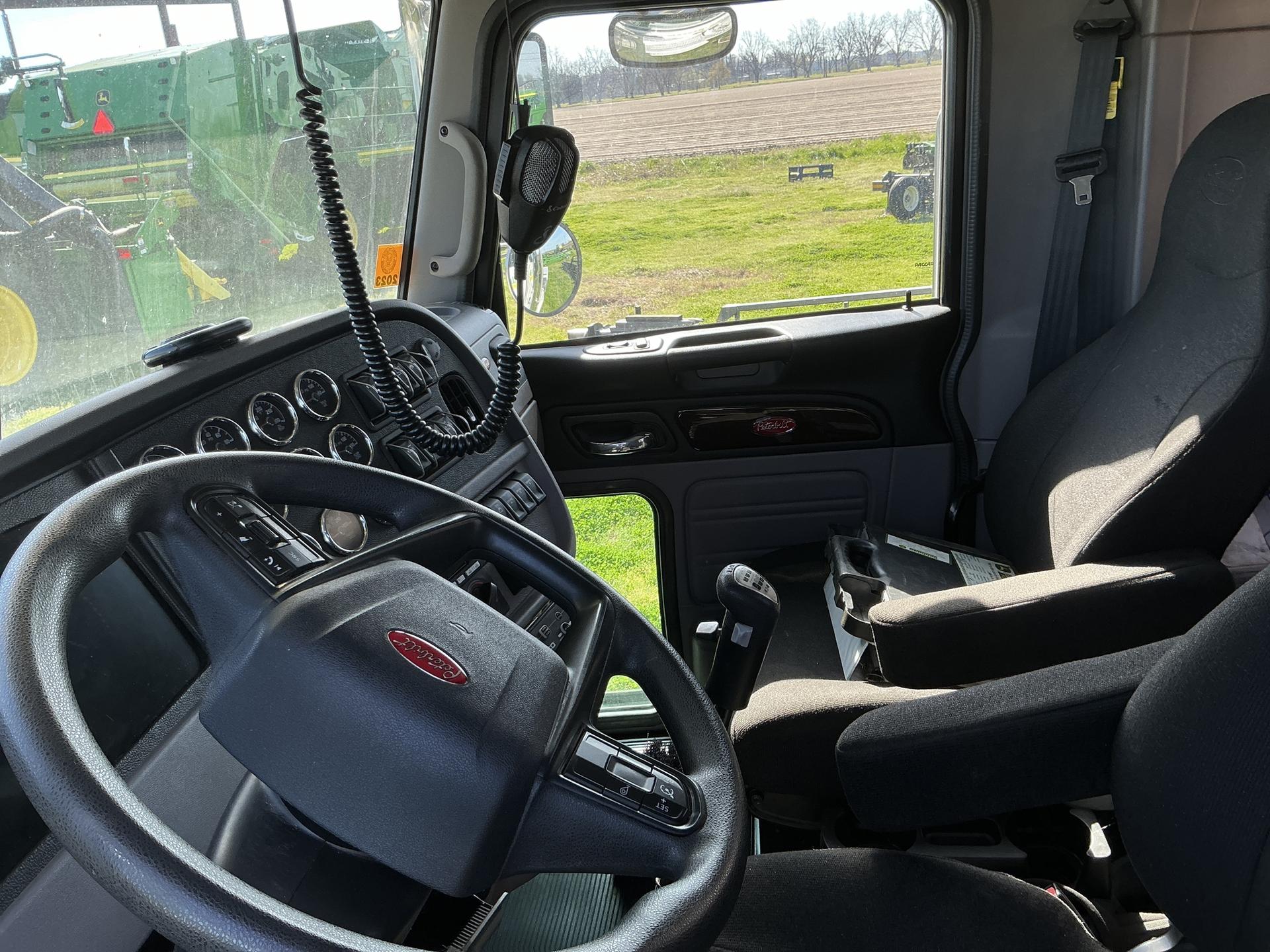 2023 Peterbilt 389 conventional Image