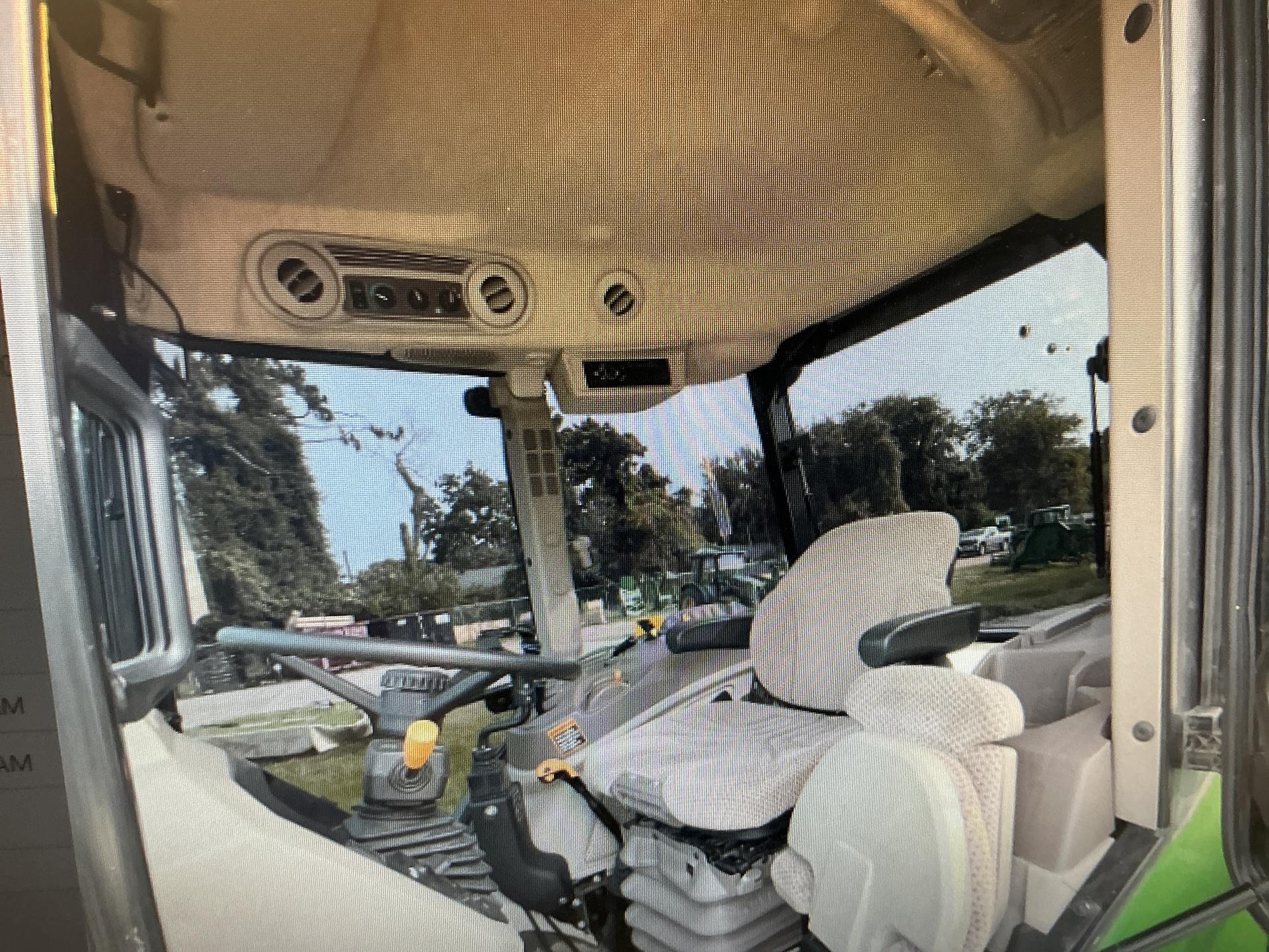 2022 John Deere 6135E Image
